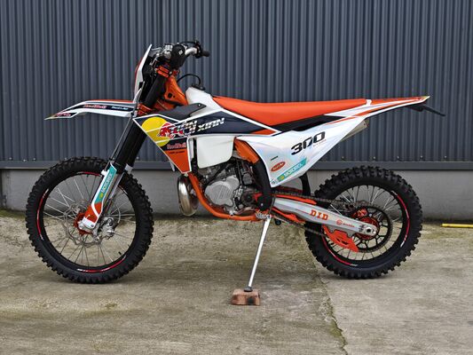300cc Two Stroke Enduro Motorcycle With Water Cooled Engine Lightweight Aluminum Parts