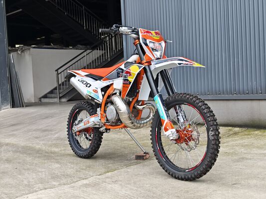 300cc Two Stroke Enduro Motorcycle With Water Cooled Engine Lightweight Aluminum Parts