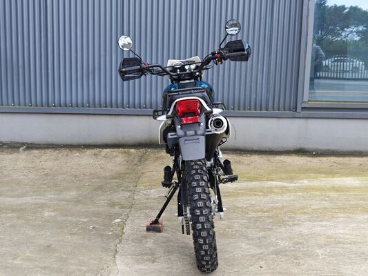 150cc Air Cooled Enduro Motorcycle Electric Kick Start Deep Tooth Tires LED Light