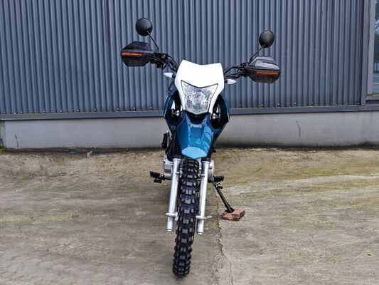 150cc Air Cooled Enduro Motorcycle Electric Kick Start Deep Tooth Tires LED Light